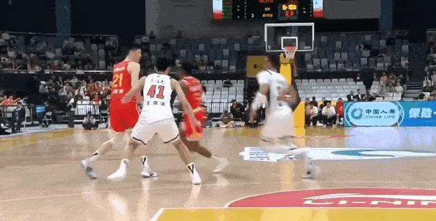 九游app下载-一打五！小巴里-布朗先过掉两人，再迎着三人防守高难度拉杆打进